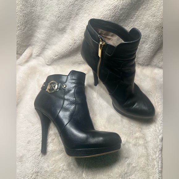 Michael Kors Shoes - Michael Kors Wyatt leather platform ankle booties size 8
